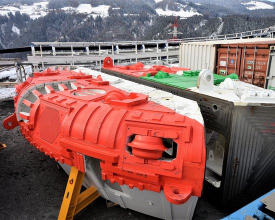Erste Bauteile der Tunnelbohrmaschine (TBM) „Lilia" auf der Baustelle H41 Sillschlucht-Pfons eingetroffen