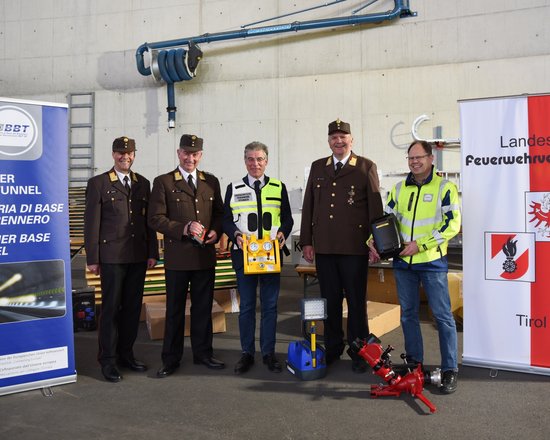 BBT SE e l’Associazione Regionale dei Vigili del Fuoco del Tirolo consegnano ai corpi dei vigili del fuoco attrezzature speciali per interventi nella Galleria di Base del Brennero 