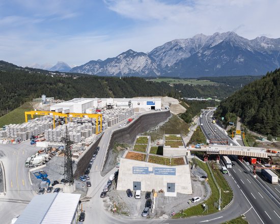 Dach des Unterwerks der Baustelle „H41 Sillschlucht-Pfons“: eine grüne Entscheidung