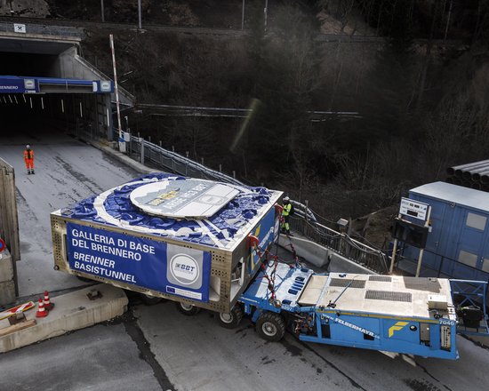 Baulos „H53 Pfons-Brenner“: Die ersten Teile der TBM Wilma treffen auf der Baustelle ein