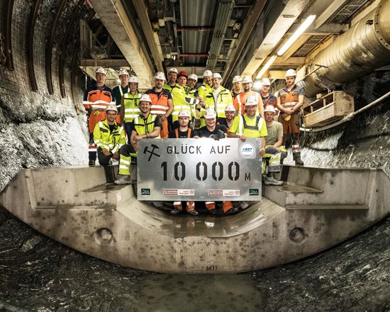 Tunnelbohrmaschine ist mit Weltrekordtempo im Berg unterwegs