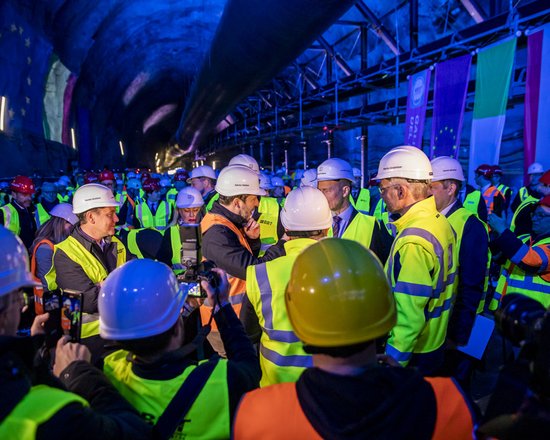 Ankunft der Tunnelbohrmaschine “Virginia” am Brenner 