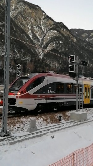 Fahrt des ersten Zugs auf der verlegten Strecke