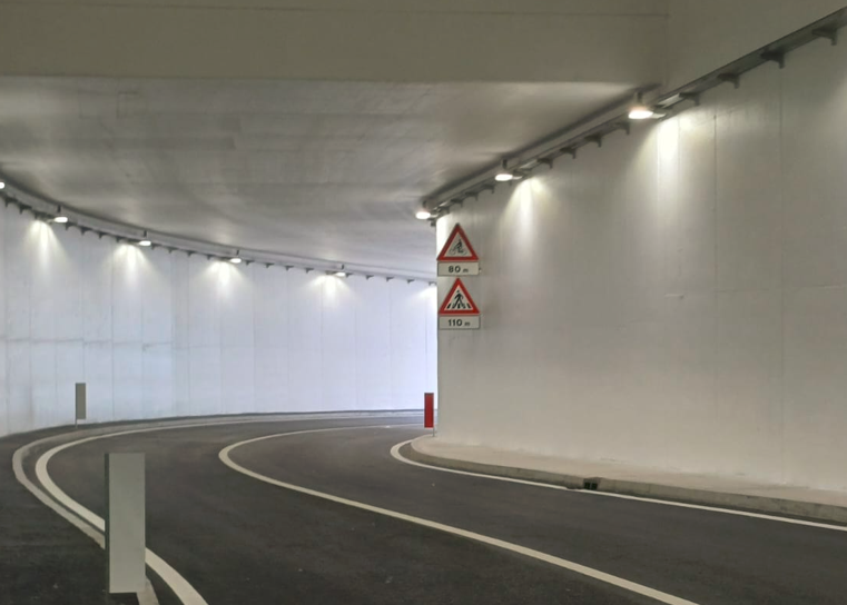 Neue Straßenunterführung unter den historischen Eisenbahnlinien der Bahnstrecken des Brennerkorridors und des Pustertals