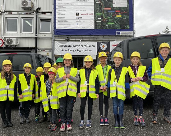 TaufpatInnen der Tunnelbohrmaschine "Ida" zu Besuch auf der BBT-Baustelle