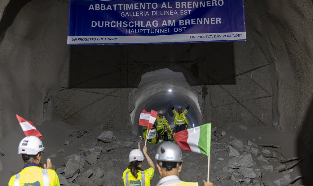 [Translate to EN:] Die ersten Projektbeteiligten passieren die Durchschlagsstelle zwischen Österreich und Italien