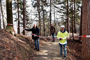 v.l.n.r.: Eröffnung durch Hannes Anzengruber, Vizebürgermeister der Stadt Innsbruck; Stefan Peer, Waldaufseher und Martin Keinprecht, Projektkoordinator des BBT-Bauloses Sillschlucht