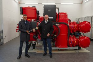 L'Amministratore di BBT, DI Martin Gradnitzer, e l'Amministratore delegato di IKB, DI Helmuth Müller, davanti al quadro di distribuzione da 110 kV nella sottostazione di Ahrental.