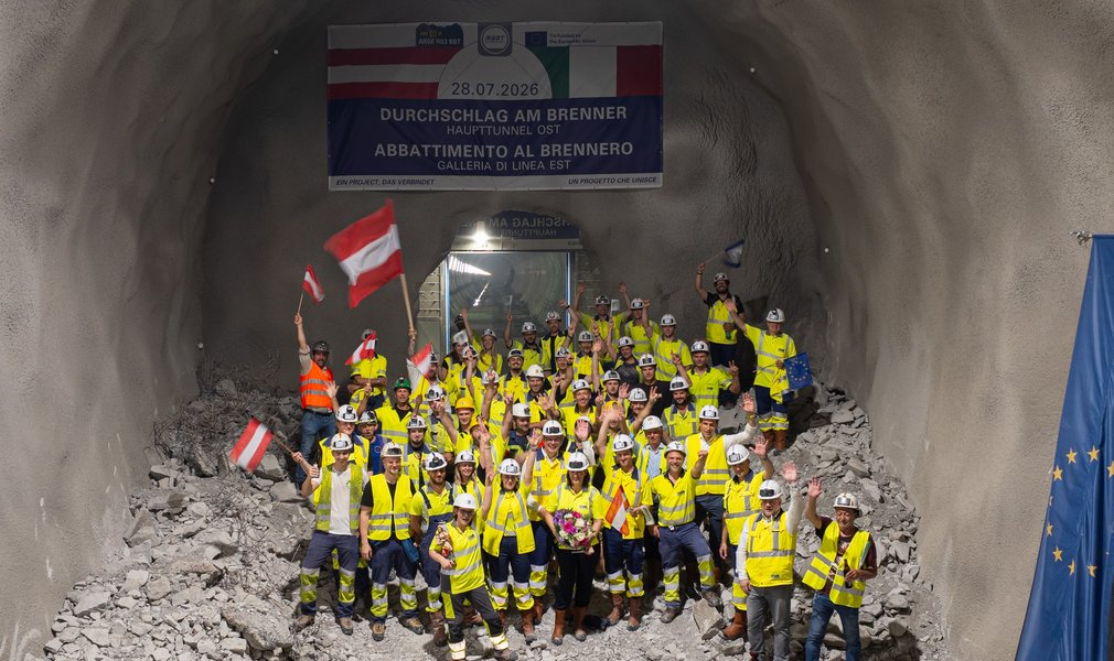 [Translate to EN:] Großer Jubel bei den Projektbeteiligten