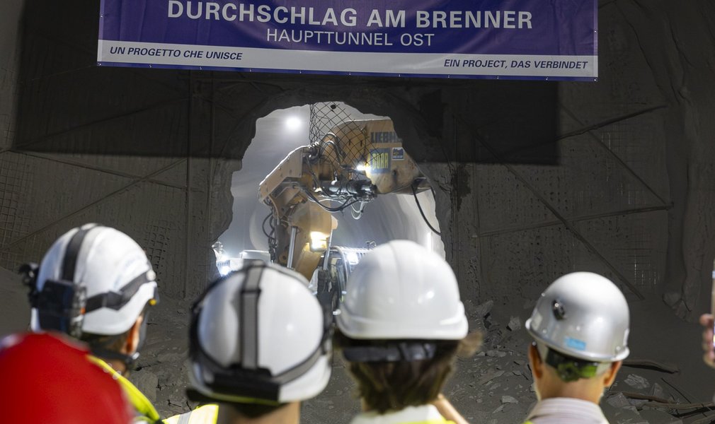 [Translate to EN:] Der Meiselbagger hat die letzte Felswand unter der Staatsgrenze durchgebrochen