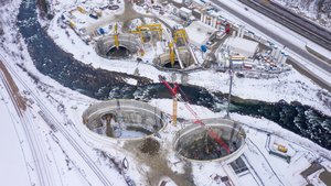 Vier Schächte um die insgesamt 4 Tunnelröhren unter dem Fluss auszubrechen: zwei Hauptröhren und zwei Verbindungstunnel