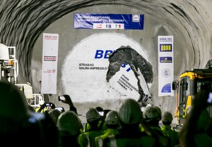 Precisely at 08.27 a.m., tunnel boring machine “Günther” breaks through the last pieces of rock