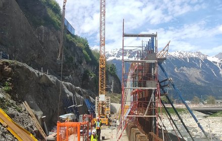 Baulos H21 Sillschlucht: Bau der Stützwand für spätere Zugtrasse mit Gründung auf Bohrpfählen