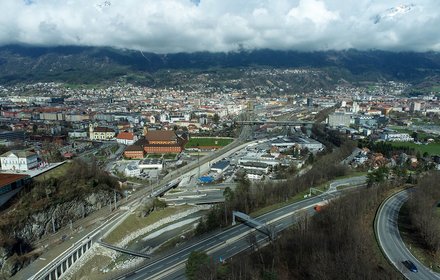 Baulos H21 Sillschlucht: Blick über Innsbruck und zum Hauptbahnhof