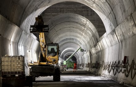 Baulos Mauls 2-3: Einbau der Innenschale in der Nothaltestelle Trens