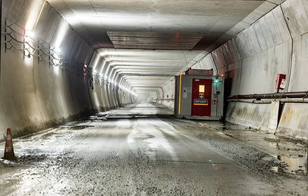 Lined access tunnel for the emergency station Trens