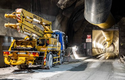 Mauls 2-3: Logistikkaverne und Weströhre Richtung Süden mit Feuerschutzportal