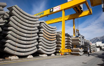 Construction lot "H41 Sill Gorge-Pfons": Tubbing ring storage with gantry crane, base prefab element being stored