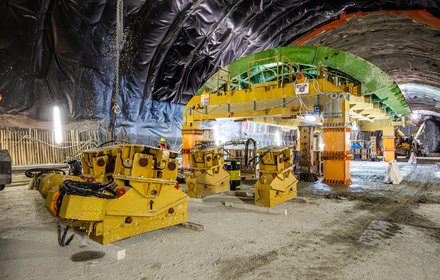 Eisackunterquerung - Aufbau des Schalwagens im westlichen Hauptunnel nördlich des Schachtes