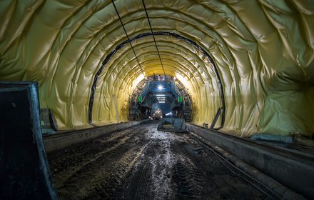 Padastertunnel wird mit Abdichtungsfolie ausgekleidet