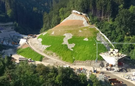 Baulos H21 Sillschlucht: Hinterfüllung und Wiederbepflanzung des "Tunnels Silltal"