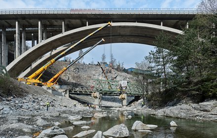 Baulos Sillschlucht - Einheben der Zufahrtsbrücke