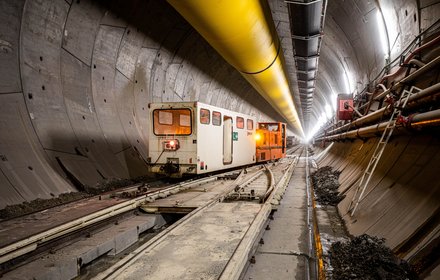 Mules 2-3: Service train in the western main tunnel, excavated in lined by TBM